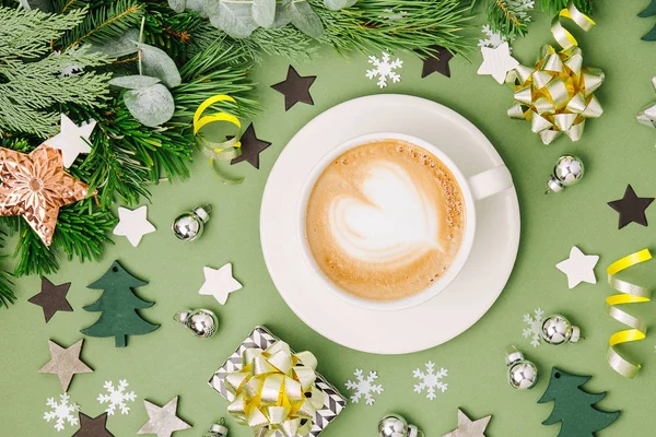 Weihnachtskomposition Mit Kaffee Und Dekorationen Grünen Und Schwarzen Farben Flache — Stockfoto