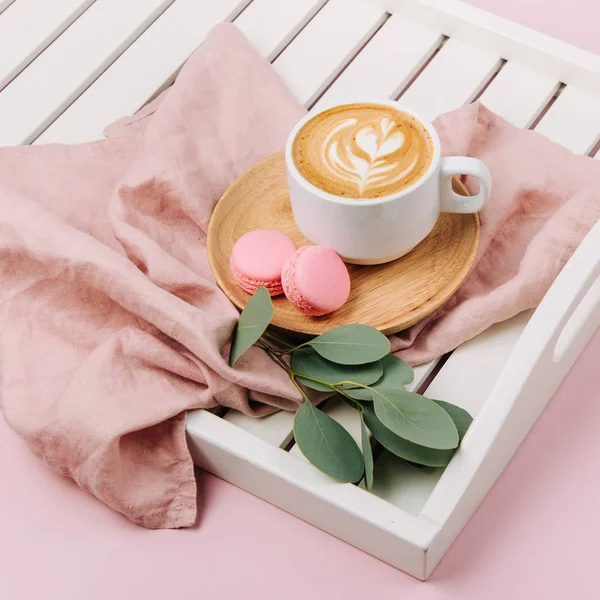 Tazza Caffè Vassoio Servizio Legno Bianco Ramo Eucalipto Posa Piatta — Foto Stock