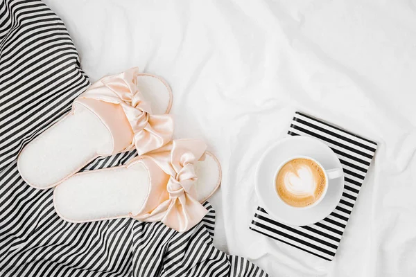 Beddengoed Bladen Met Boek Koffie Kopje Plat Lag Top Uitzicht — Stockfoto