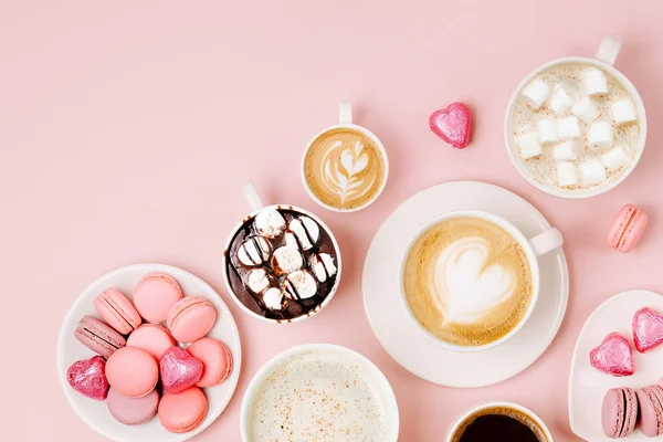 Vari Tipi Caffè Tazze Diverse Dimensioni Con Candele Amaretti Sfondo — Foto Stock