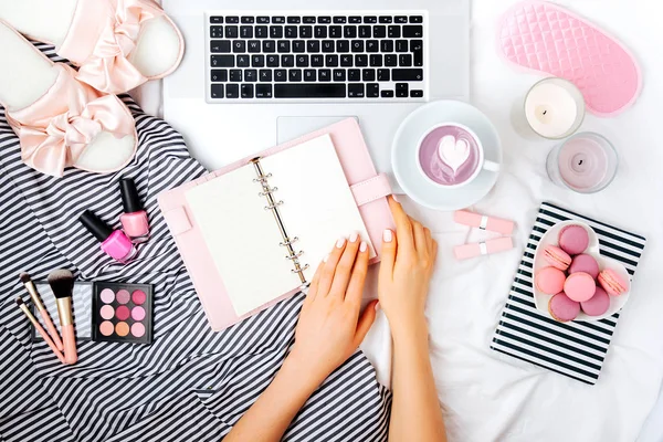 Fashion Blogger Werken Met Laptop Planner Bed Plat Lag Top — Stockfoto