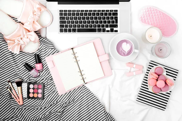 Mode Blogger Werkruimte Met Laptop Vrouw Accessoire Bed Vlakke Lay — Stockfoto