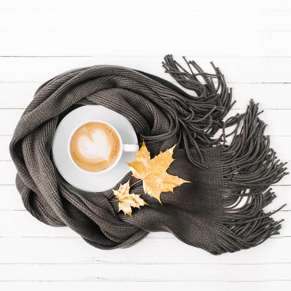 Ένα Φλιτζάνι Καφέ Τυλιγμένο Μαντίλι Φθινόπωρο Χειμώνα Έννοια Επίπεδη Lay — Φωτογραφία Αρχείου