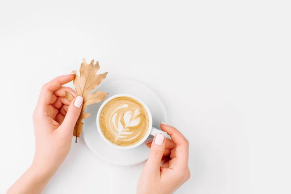 Las Manos Femeninas Sostienen Taza Del Café Con Hoja Otoñal — Foto de Stock