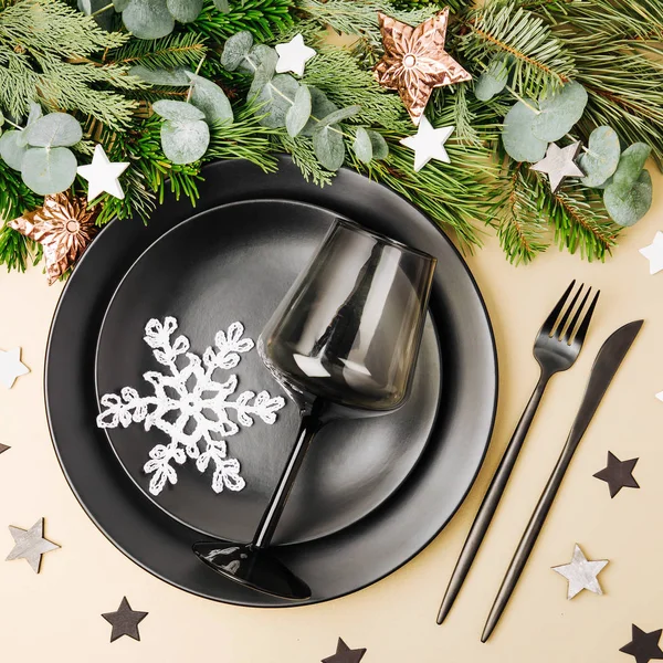 圣诞餐桌设置 黑色餐具和装饰与冷杉树枝 平面布局 顶部视图 — 图库照片
