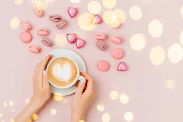 Les Mains Féminines Tiennent Cappuccino Forme Coeur Art Dans Une — Photo