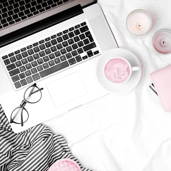 Espacio Trabajo Cama Con Portátil Café Concepto Mañana Puesta Plana —  Fotos de Stock