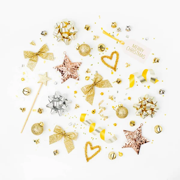 Διακοσμήσεις Χριστουγέννων Τόξα Αστέρια Καμπάνες Χρυσά Χρώματα Λευκό Φόντο Κενό — Φωτογραφία Αρχείου
