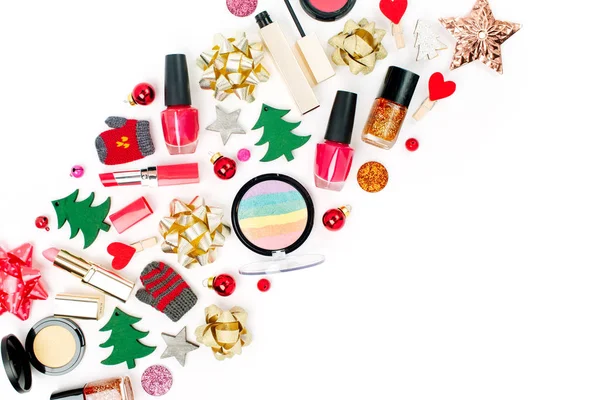 Decoraciones Navideñas Productos Cosméticos Sobre Fondo Blanco Vacaciones Celebración Concepto —  Fotos de Stock