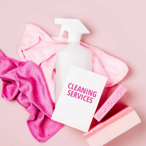 Detergentes Acessórios Limpeza Cor Rosa Conceito Serviço Limpeza Flat Lay — Fotografia de Stock