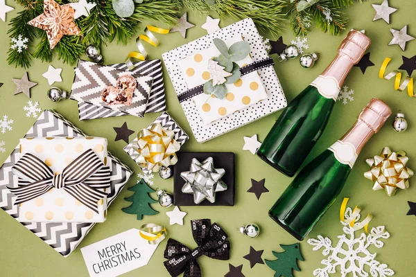 Fondo Plano Navidad Con Cajas Regalo Cintas Decoraciones Colores Verde —  Fotos de Stock