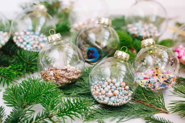 Bola Transparente Vidro Natal Com Confete Brilho Colorido Ramo Abeto — Fotografia de Stock