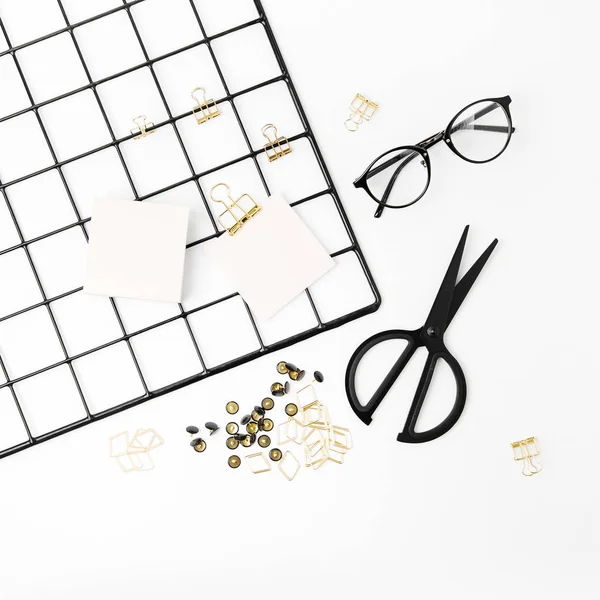 Set Plano Elegante Gafas Clips Papel Nota Sobre Fondo Blanco — Foto de Stock
