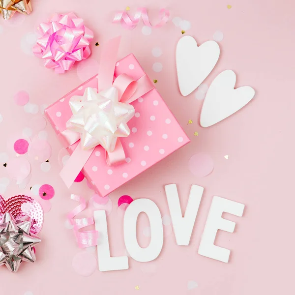 Подарок Конфетти Бантами Бумажными Украшениями День Святого Валентина День Рождения — стоковое фото