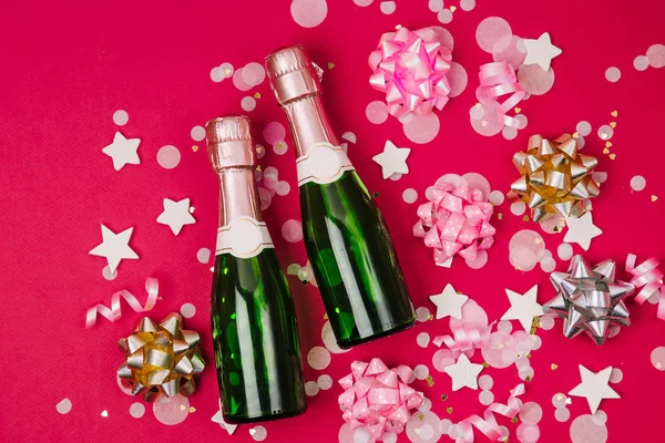 Šampaňské Konfetami Pozlátko Červeném Pozadí Dovolená Složení Pro Nový Rok — Stock fotografie