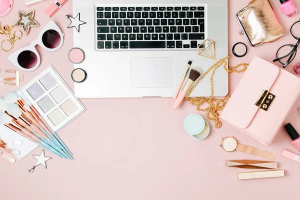 Espaço Trabalho Blogueiro Moda Com Laptop Acessório Feminino Produtos Cosméticos — Fotografia de Stock