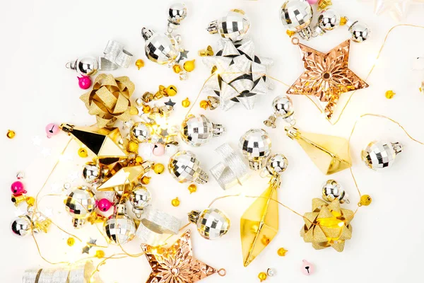 クリスマスの飾り 白い背景の金色の鐘 休日やお祝い フラット横たわっていた トップ ビュー — ストック写真