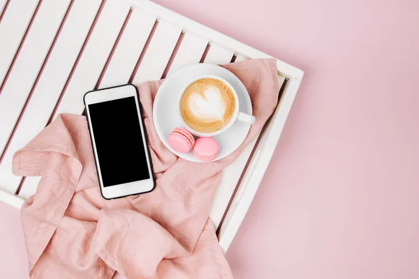 Tazza Caffè Vassoio Servizio Legno Bianco Smartphone Posa Piatta Vista — Foto Stock