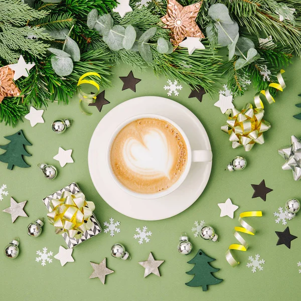 Weihnachtskomposition Mit Kaffee Und Dekorationen Grünen Und Schwarzen Farben Flache — Stockfoto
