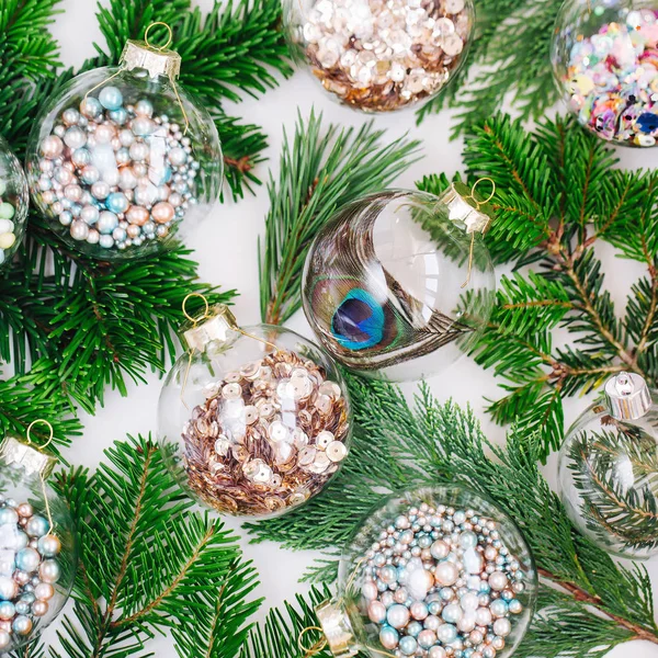 クリスマス ガラス透明なボールは カラフルな輝き紙吹雪とモミ枝と松 ホリデイ コンセプト — ストック写真