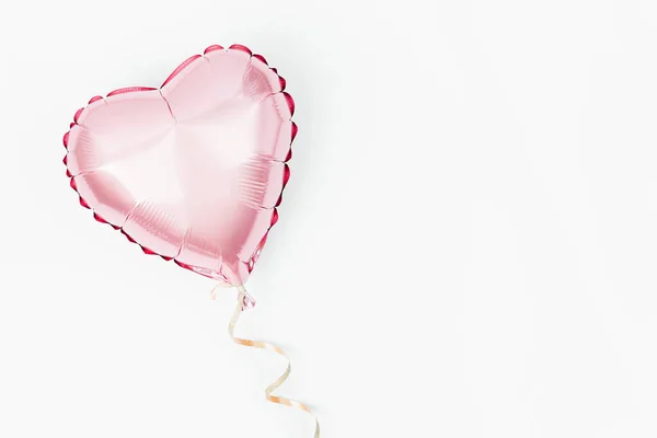 Ενιαία Μπαλόνι Της Καρδιάς Σχήμα Φύλλων Αλουμινίου Λευκό Φόντο Έννοια — Φωτογραφία Αρχείου