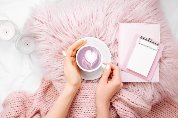 Una Tazza Caffè Cuscino Rosa Con Quaderno Una Coperta Sul — Foto Stock