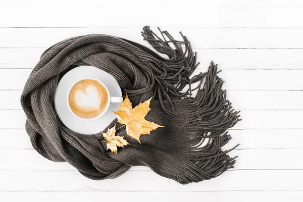コーヒーのカップは スカーフに包まれました 秋や冬のコンセプト フラット横たわっていた トップ ビュー — ストック写真