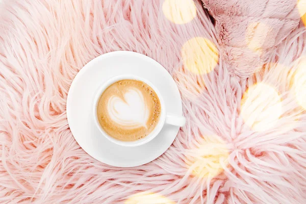 Утренняя Концепция Чашка Кофе Розовой Подушке Тапочки Кровати Плоский Вид — стоковое фото