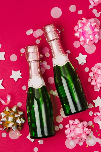 Champagneflaskor Med Konfetti Och Glitter Röd Bakgrund Holiday Sammansättning För — Stockfoto