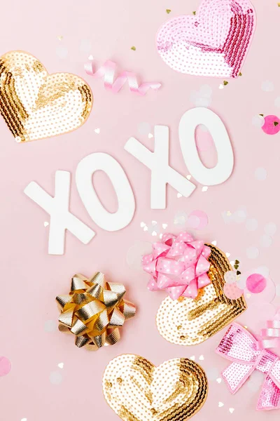 Подарок Конфетти Бантами Бумажными Украшениями День Святого Валентина День Рождения — стоковое фото