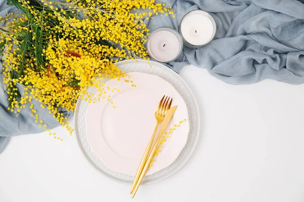 Festive Table Setting Plates Cutlery Gray Decorative Textile Yellow Flowers — Stock Photo, Image