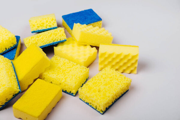 Губки на сером фоне. Предыстория уборки или ведения домашнего хозяйства. Принято. Плоский, вид сверху
.