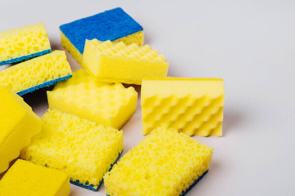 Губки на сером фоне. Предыстория уборки или ведения домашнего хозяйства. Принято. Плоский, вид сверху
.