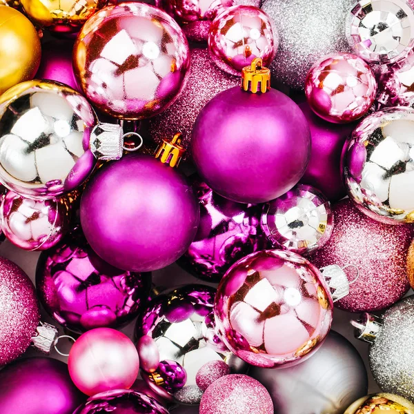 Arranjo Férias Com Natal Elegante Bugigangas Brilhantes Cristais Ouro Fundo — Fotografia de Stock