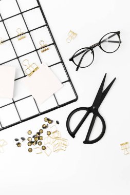 Şık set yat: gözlük, ataç, beyaz arka plan üzerinde unutmayın. Düz yatıyordu, en iyi görünüm. İş Kırtasiye kavramı.