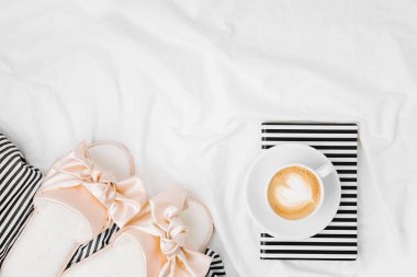 Kitap ve kahve Kupası ile yaprak yatak takımları. Düz yatıyordu, en iyi görünümü