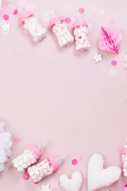 Çerçeve dekoratif bebek süt şişeleri ile şeker ve kağıt süslemeleri bebek parti duş için yapılmış. Düz yatıyordu, en iyi görünümü 