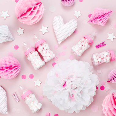 Pembe ve beyaz kağıt süsleme, ponpon, şeker, kalp, hediyeler, konfeti bebek partisi için. Doğum günü kavramı. Düz yatıyordu, en iyi görünümü