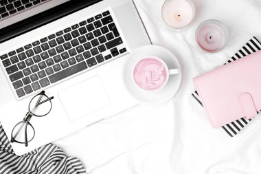 Laptop ve kahveyle yatakta çalışma alanı. Sabah konsepti. Düz yatıyordu 