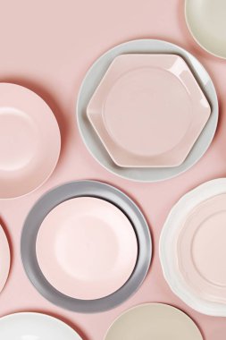 Tabak ve şenlikli bir tablo üzerinde pastel renkler arka plan hizmet için yemekler. Düz yatıyordu, en iyi görünümü.