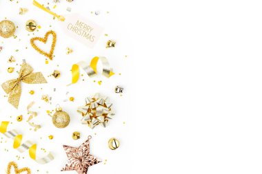 Noel süsleri, yay, yıldız, metin için boş kopya alanı beyaz zemin üzerine altın renklerde çan. Tatil ve kutlama. Düz yatıyordu, en iyi görünümü