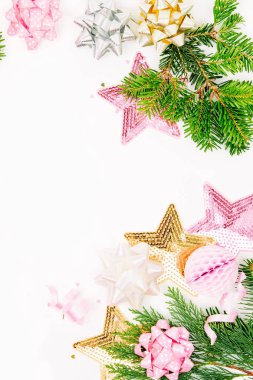 Pastel pembe konfeti, yay ve kağıt süslemeleri. Düz yatıyordu, en iyi görünüm. Yeni yıl veya Noel kutlaması için tatil kompozisyon. Düz yatıyordu, en iyi görünümü