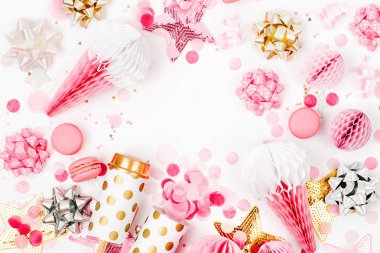 Pastel pembe konfeti, yay ve kağıt süslemeleri. Düz yatıyordu, en iyi görünüm. Doğum günü partisi, yeni yıl/yılbaşı kutlama veya tavuk parti kavramı tema için tatil kompozisyon. Düz yatıyordu, en iyi görünümü