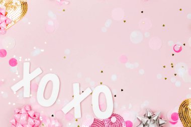 Konfeti, yay ve kağıt süslemeleri. Sevgililer günü veya Doğum günü partisi konsepti tema. Düz yatıyordu, top vie