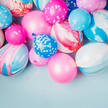 Pastel renk arka plan üzerinde renkli balonlar. Şenlikli veya Doğum günü partisi konsepti. Düz yatıyordu, en iyi görünümü.