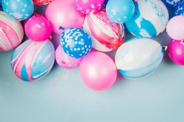 Pastel renk arka plan üzerinde renkli balonlar. Şenlikli veya Doğum günü partisi konsepti. Düz yatıyordu, en iyi görünümü.