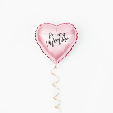 Tek balon kalp folyo beyaz arka plan üzerinde şeklinde. Aşk kavramı. Tatil kutlaması. Sevgililer günü veya düğün/bachelorette parti dekorasyon. Metalik balon