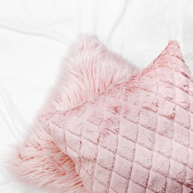 Odada mevcut yataklar kullanılıyorsa bir moda pembe yastık ile. Uzay kopyalayın. Düz yatıyordu, en iyi görünümü