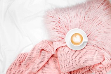 İle şık bir pembe yatak yastık ve kahve. Uzay kopyalayın. Düz yatıyordu, en iyi görünümü