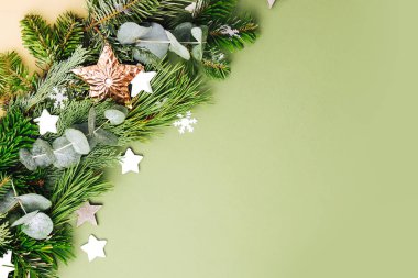 Noel dekorasyon ve köknar ağacı dalı. Düz yatıyordu, en iyi görünümü